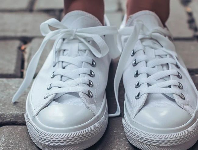 Как очистить белые кроссовки